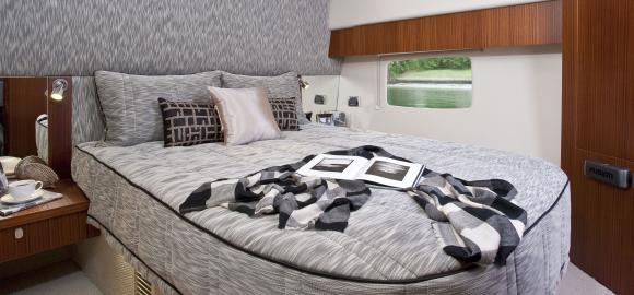 Maritimo M53 Cruising Motoryacht Flybridge Helm